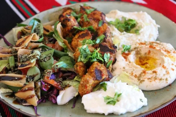 Shish Taouk dish, composé de 2 brochettes de poulet grillées, d'houmos, de moutabal et de fattouche