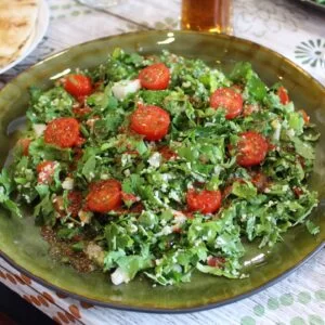 Taboulé de persil, tomates, oignons, citron, boulgour et huile d'olive.