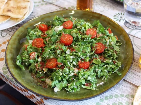Taboulé de persil, tomates, oignons, citron, boulgour et huile d'olive.