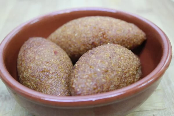 kebbe, pâte de boulgour farcie à la viande hachée, oignons et noix.meilleur Restaurant libanais centre sablon bruxelles vegan pas cher ambiance