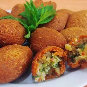 kebbe vegan, croquettes de boulgour frites farcies aux 5 oignons, noix et mélasse de meilleur Restaurant libanais centre sablon bruxelles vegan pas cher ambiance.