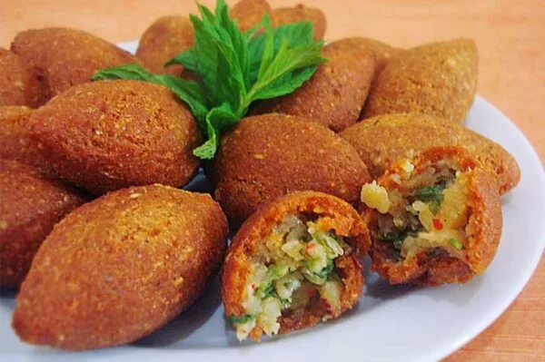 kebbe vegan, croquettes de boulgour frites farcies aux 5 oignons, noix et mélasse de meilleur Restaurant libanais centre sablon bruxelles vegan pas cher ambiance.