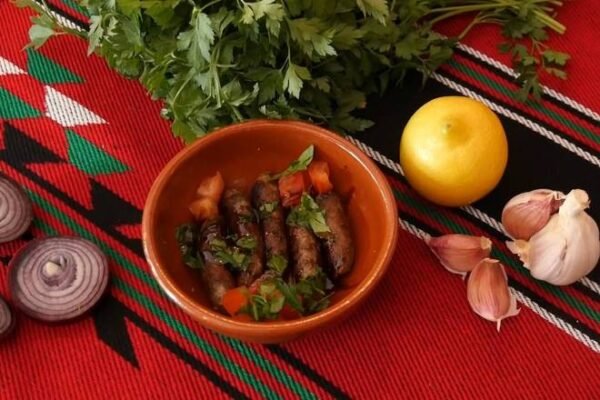nakanek, saucisses libanais frits avec de mélasse de grenade.